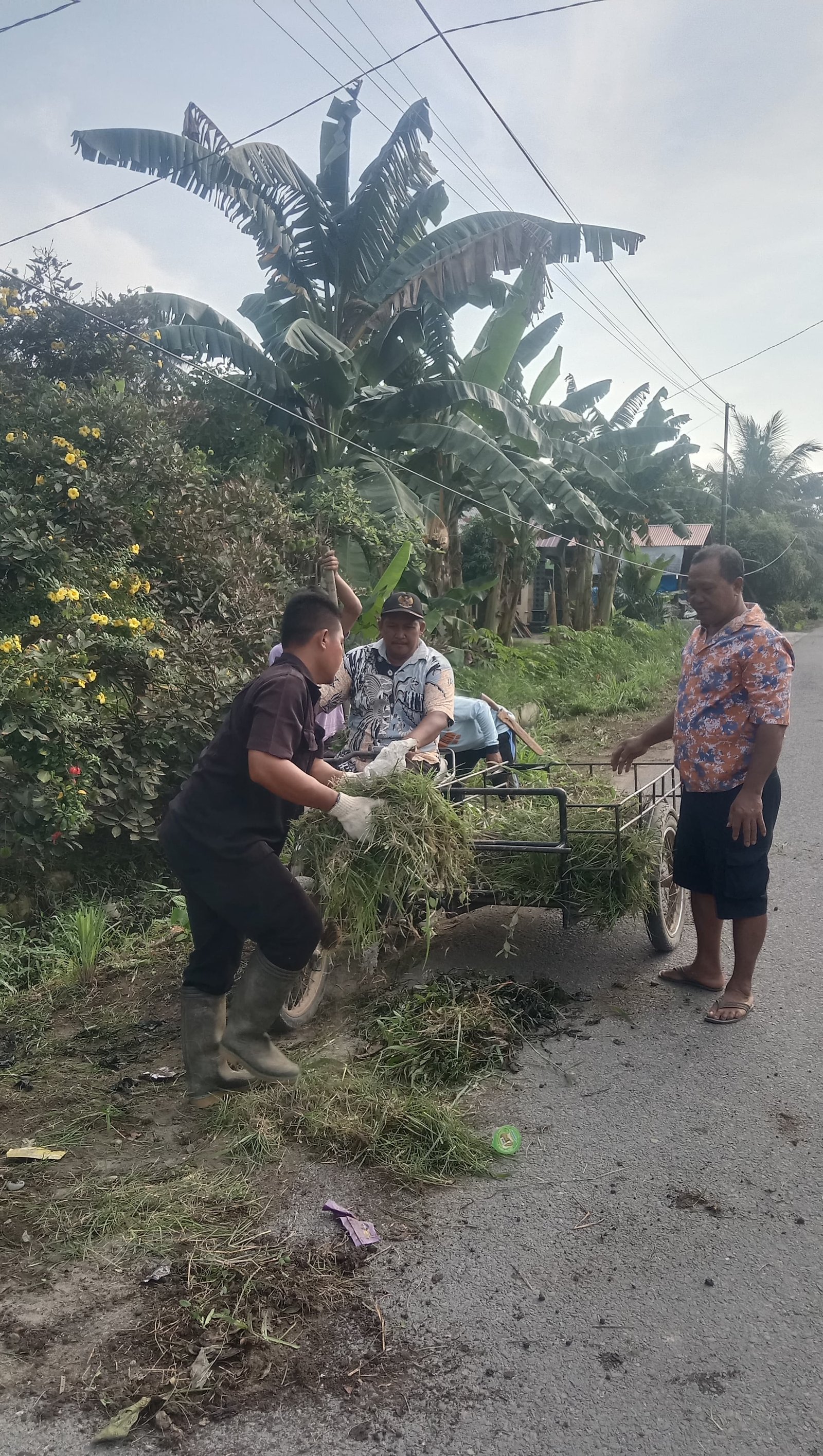Gotong Royong Aparatur Desa Bersama BPD